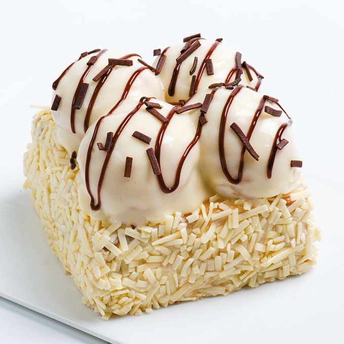 Beyaz Profiterollü Kare Mono pasta